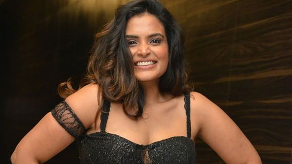 సరయు రాయ్ ఎద అందాల జాతర: చీర కొంగును పక్కకు జరిపి మరీ!