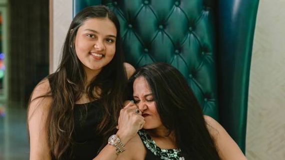  Pragathi: క్యారెక్టర్ ఆర్టిస్ట్ ప్రగతి కూతురి గ్లామర్ లుక్.. తల్లితో కలిసి ఇలా.. ఫొటో వైరల్