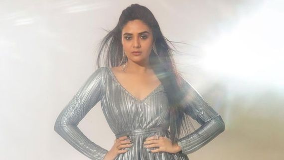Sreemukhi: థైస్ చూపిస్తూ యాంకర్ శ్రీముఖి హాట్ షో.. ఫొటోలు వైరల్