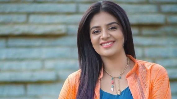 యాంకర్ శ్రీముఖితో బాలీవుడ్ యువ హీరో ముద్దులాట.. ముందుగా అలా కౌగిలింతలు..