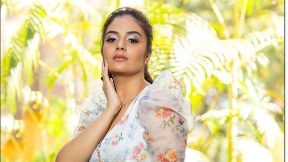 బ్రాతో యాంకర్ శ్రీముఖి తెగింపు: ఇది హాట్ షో కాదు.. అంతకు మించి!