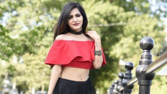 టూ పీస్ బికినీలో జూనియర్ సమంత హాట్ షో.. ఘాటుగా అషు రెడ్డి ఫొటోలు