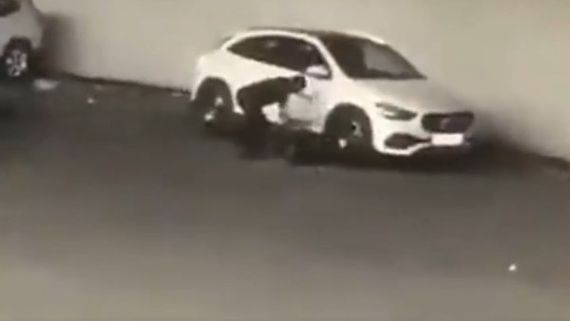 కారులో మహిళతో సినీ నిర్మాత రొమాన్స్.. రెడ్ హ్యాండెడ్‌గా భార్యకు పట్టుబడటంతో..