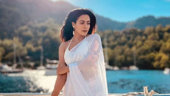 Nandini Rai: తెలుపు చీరలో దేవకన్యలా బిగ్ బాస్ బ్యూటీ.. సముద్రంలో సోకుల విందు