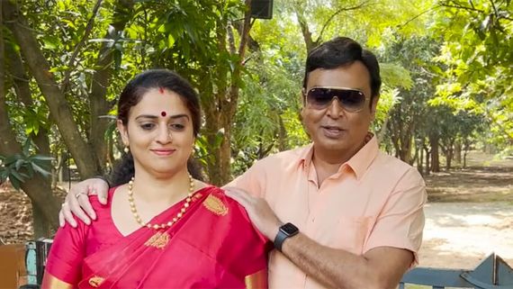 Naresh Pavitra Lokesh: పవిత్రా లోకేష్ పై అలా చేయి వేసి.. నరేష్ రొమాంటిక్ గా.. 