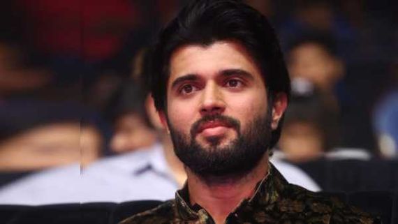 ఆ ఇద్దరు నిర్మాతలే.. నా కెరీర్‌ను నిలబెట్టారు.. విజయ్ దేవరకొండ ఎమోషనల్