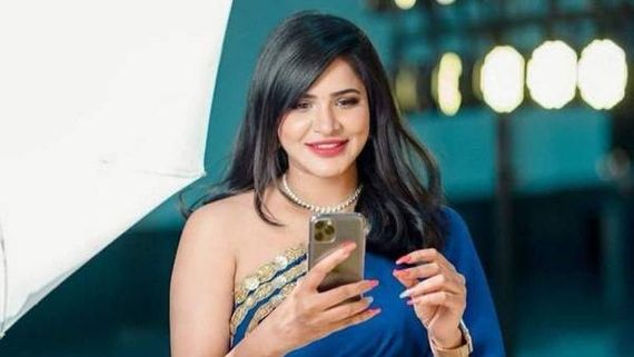 Ashu Reddy: బ్రాలో హద్దు దాటిన అషు రెడ్డి హాట్ షో.. షర్ట్ లేకుండా ఫొటోలు