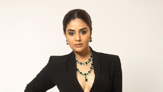 Sreemukhi: శ్రీముఖి అందాల జాతర.. అక్కడ వదిలేసావేంటి? అంటూ కామెంట్లు
