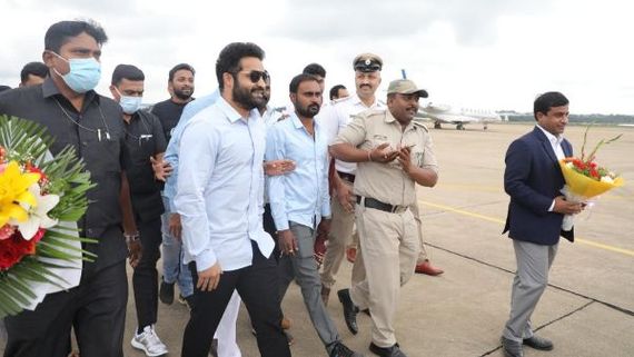   NTR for Appu: కర్ణాటకలో ఎన్టీఆర్ క్రేజ్ మామూలుగా లేదు.. ఘన స్వాగతం పలికిన అగ్ర నేతలు