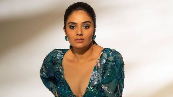Sreemukhi: బ్లాక్ టైట్ ఫిట్ లో శ్రీముఖి హాట్ షో.. ఉప్పొంగుతున్న క్లీవేజ్ బ్యూటి