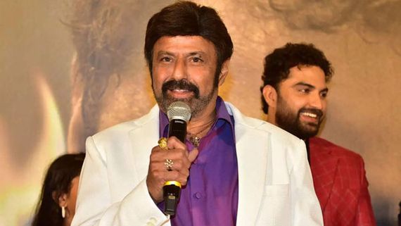 DHAMKI: స్టేజ్‌పై బాలయ్య డబుల్ మీనింగ్ డైలాగ్స్.. కార్‌లో అలాంటివి చేయకు.. F అంటూ షాకింగ్‌గా!