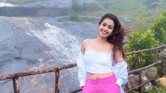 బికినీలో షాకిచ్చిన దీపికా పిల్లి: ఎద అందాలు ఆరబోస్తూ హాట్ షో