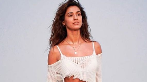 Disha Patani: బాత్రూమ్ లో టాప్ తీసేసి.. సన్నని బికినీలో షాక్ ఇచ్చిన హీరోయిన్!