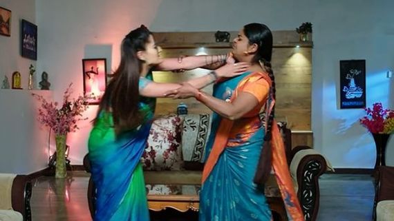  Karthika Deepam అబద్దం ఆడితే చంపేస్తానన్న వంటలక్క.. గొంతు నులిమి చంపబోయిన మోనిత