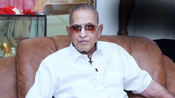RIP Krishna Garu: మాటలకు అందలేని విషాదం.. కృష్ణ గారికి చిరంజీవి, నాగ్, బాలయ్య, పవన్, ఎన్టీఆర్ నివాళి!
