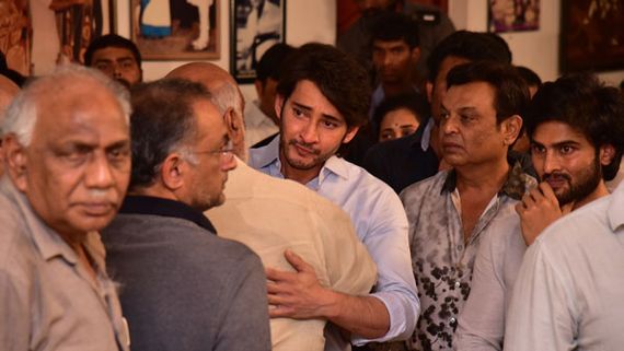 RIP Legend: ఆ దర్శకుడు రాగానే కన్నీళ్ళు ఆపుకోలేకపోయిన మహేష్.. కంటతడి పెట్టిస్తున్న వీడియో