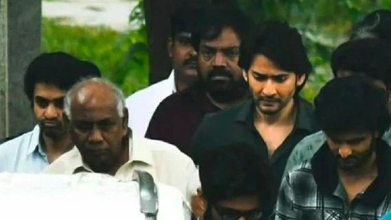 కృష్ణానదిలో కృష్ణ ఆస్థికలు నిమజ్జనం.. మహేష్ బాబుతో ఆ గొడవ వల్లే నరేష్ దూరంగా!