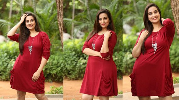 యాంకర్ మంజూష అందాల అరాచకం: పైటను పక్కకు జరిపి మరీ హాట్ షో