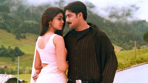 Nuvve Nuvve Collections  త్రివిక్రమ్ మూవీకి సూపర్ కలెక్షన్లు.. నువ్వే నువ్వేకు రీరిలీజ్‌ భారీ రెస్పాన్స్