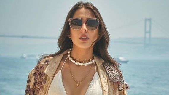 Sara Ali Khan: సైకిల్ మీద బికినీ అందాలతో స్టార్ హీరో కూతురు.. నెవ్వర్ బిఫోర్ అనేలా గ్లామర్ షో