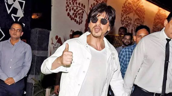  Shah Rukh Khan: ఎయిర్ పోర్ట్ లో షారుక్ ఖాన్ కు చేదు అనుభవం.. డబ్బు కట్టే వరకు వదల్లేదు!
