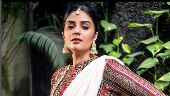  Sreemukhi: బురదలో చొక్కా గుండీలు తీసేసిన శ్రీముఖి.. బికినీలో కంటే ఘాటుగా..