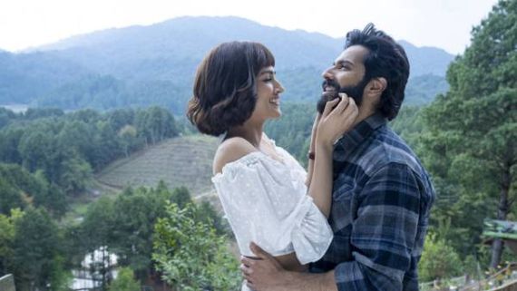  Chilipi Varaale Ivvu song review వరుణ్ ధావన్‌పై కృతిసనన్ ముద్దుల వర్షం.. రొమాన్స్, కెమిస్ట్రీ అదుర్స్