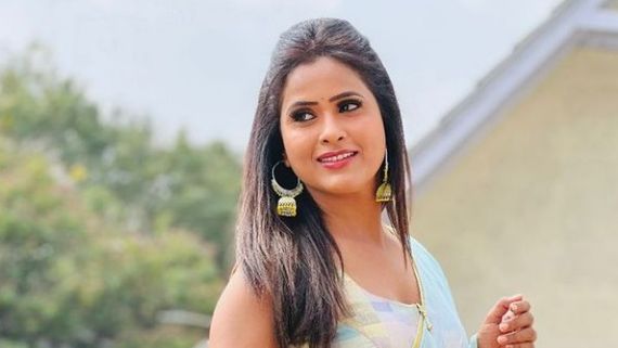 గృహలక్ష్మి లాస్య ఓవర్ డోస్ హాట్ షో: ఎద అందాలు చూపిస్తూ ఘోరంగా!