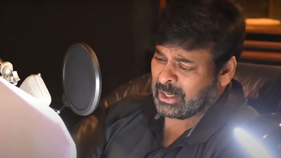  Chiranjeevi 'నేనొక నటుడిని' అంటూ కన్నీళ్లు పెట్టుకున్న చిరంజీవి.. మనసుకు తాకేలా కళాకారుల షాయరీ!