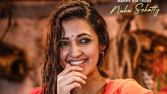 HBD Neha Shetty గ్లామరస్ లుక్‌తో అదరగొట్టిన డీజే టిల్లు భామ.. బెదురులంక 2012 ఫస్ట్‌లుక్‌లో చిలిపిగా!