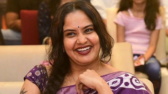 అతనిపై ఎక్కేసి క్యారెక్టర్ ఆర్టిస్ట్ ప్రగతి రచ్చ.. పాపం అంటున్న జనాలు.. వీడియో వైరల్