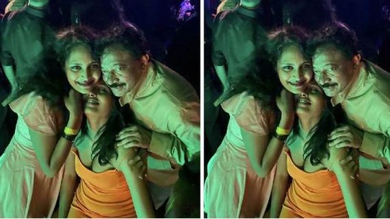  RGV: ఇద్దరమ్మాయిలతో రామ్ గోపాల్ వర్మ హాట్ పిక్.. జాన్వీ కపూర్ లా ఉందంటూ!