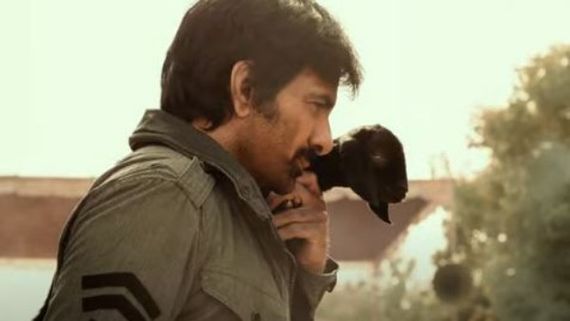   Waltair Veerayya మేకపిల్లను ఎత్తుకొన్న పులిలా.. ఎవడి అయ్యాకు వినను అంటూ రవితేజ ఫస్ట్ లుక్ క్రేజీగా!