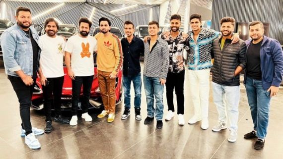 Jr NTR: టీమిండియా క్రికెటర్లతో జూనియర్ ఎన్టీఆర్.. ఆ ఇద్దరికి స్పెషల్ స్టిల్ ఇచ్చిన తారక్!