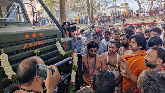 Pawan Kalyan: కొండగట్టులో 'వారాహి'కి ప్రత్యేక పూజలు.. అంజన్న సేవలో అంజనీ పుత్రుడు అంటూ!