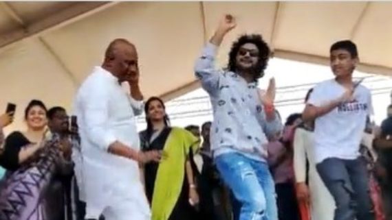 DJ Tillu పాటకు స్టెప్పులతో అదరగొట్టిన మంత్రి మల్లారెడ్డి.. తేలిపోయిన హీరో సిద్దూ జొన్నలగడ్డ!