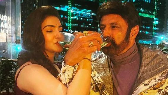 హీరోయిన్‌తో బాలయ్య నైట్ పార్టీ.. మందు గ్లాస్ తో అల్లుకుపోతు.. ఫొటో వైరల్