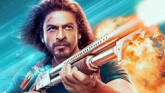  Pathaan షారుక్ బాక్సాఫీస్ రచ్చ..  బాహుబలికి రికార్డుకు చేరువగా.. తొలి రోజే 100 కోట్లు?