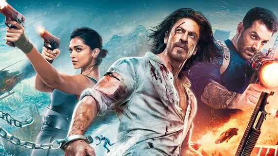 Pathaan: హద్దు దాటిన షారుక్ ఫ్యాన్స్ అభిమానం.. థియేటర్‌లో బాంబుల మోత.. భయానక సన్నివేశం!