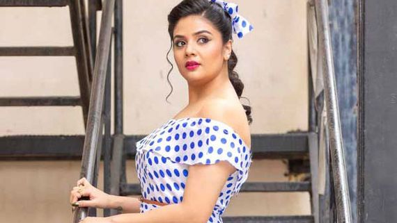 Sreemukhi: పొట్టి గౌనులో శ్రీముఖి.. పైకి లాగుతూ చలిలో చెమటలు పట్టేలా పోజు!