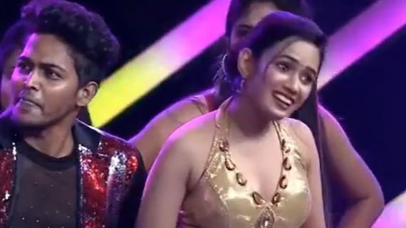 టెలివిజన్ షోలో మితిమీరిన రొమాన్స్.. బాలయ్య స్టైల్ లో అవినాష్, అరియానా రచ్చ.. అక్కడ చేయి వేస్తూ..