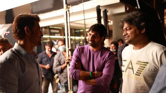   హృతిక్ రోషన్ తో మైత్రి దర్శకులు.. ఫొటో ద్వారా హింట్ ఇచ్చేసిన నిర్మాత!