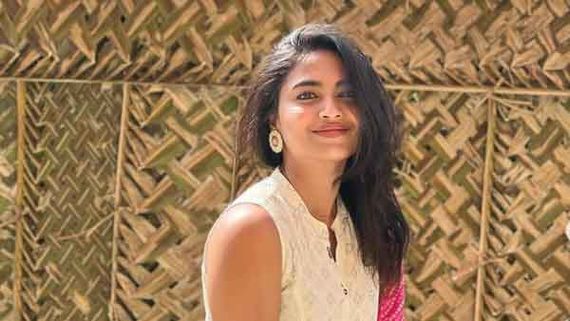 టాప్ పైకి లేపి షాకిచ్చిన దేత్తడి హారిక: ఆ పార్ట్ కనిపించేలా జూమ్ చేసి మరీ!