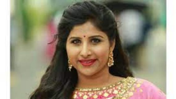  వివాదంలో సింగర్ మంగ్లీ.. గుడిలో సింగర్స్ కు ఉన్న న్యాయం సాధారణ జనాలకు లేదా?