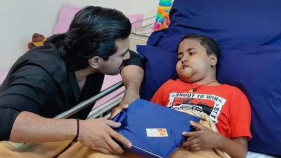 రామ్ చరణ్ మంచి మనసు.. క్యాన్సర్ తో బుల్లి అభిమాని పోరాటం, కోరిక తీర్చిన చెర్రీ.. ఫొటో వైరల్!