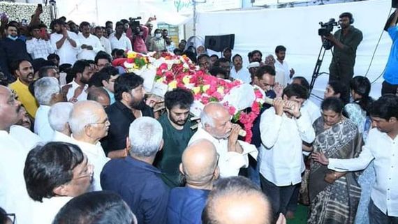 తారకరత్నకు కన్నీటి వీడ్కోలు.. కంటతడి పెట్టిన బాలయ్య.. వైకుంఠరథంలో చంద్రబాబు