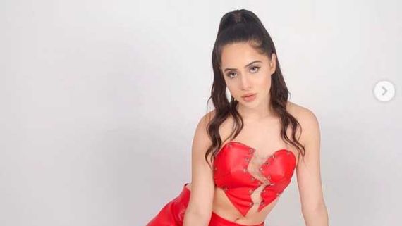 బ్యాక్ అందాలను పూర్తిగా వదిలేసిన ఉర్ఫీ జావేద్.. లో దుస్తులో మొత్తం చూపిస్తూ ఘోరంగా! 