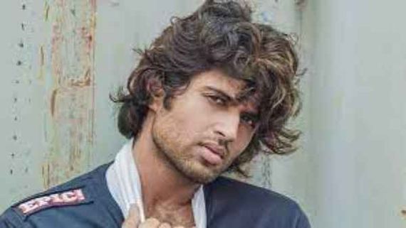 Vijay Devarakonda: టార్జాన్ గా మారిన విజయ్ దేవరకొండ.. పొట్టపై కొండచిలువ, పులితో ఫైట్.. ఎవరు గెలిచారంటే? 