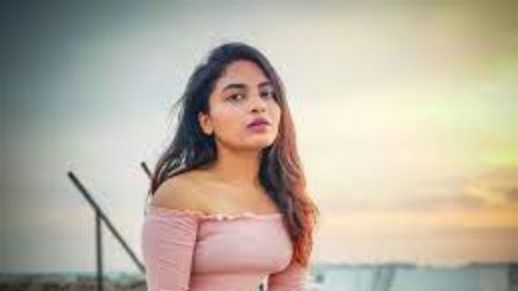 చీరలోనూ దేత్తడి పిల్ల హారిక ఓపెన్ హాట్ షో.. కొంగు లేపి మరి అది చూపిస్తూ! 