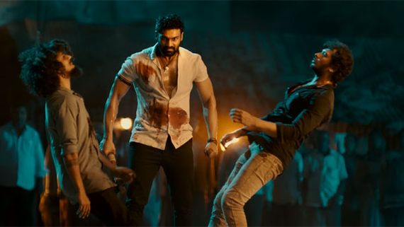 Chatrapathi Hindi Teaser రాజమౌళి కంటే భిన్నంగా వినాయక్ స్టైల్.. బెల్లంకొండ శ్రీను ఎలా చేశాడంటే?